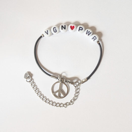 Vegan und handgemacht Armband: VEGAN POWER mit rotem Herz und Peace Charm, Kunstlederband aus Natur-Kautschuk, rostfreier Edelstahl, wasserfest.