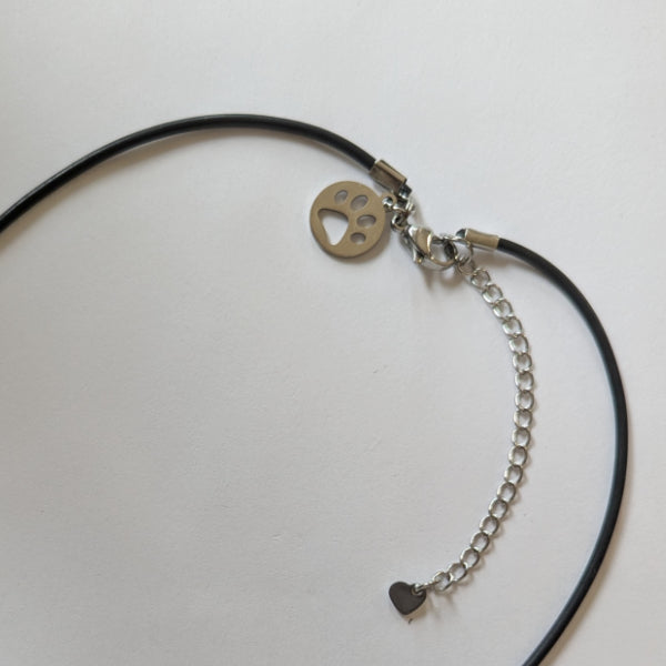 Vegane Halskette mit Peace-Design aus Kunstlederband, wasserfestem Edelstahl, Bunny-Anhänger gegen Tierversuche und Pfoten-Charm am Verschluss, handgefertigt von RUDE REBEL.