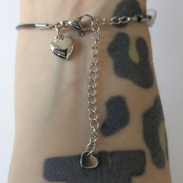 Vegan und handgemacht Armband: Altrosa Peace Zeichen und Pfoten Charm am Verschluss mit Kunststoffperlen und Edelstahl auf Kunstlederband aus Natur-Kautschuk, wasserfest und rostfrei.