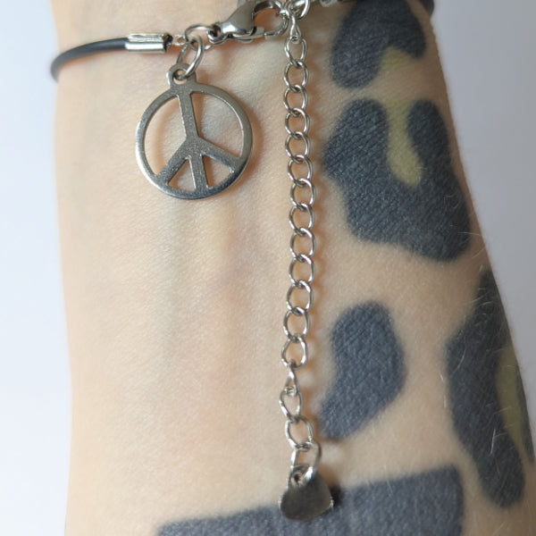 Vegan und handgemacht Armband: VEGAN POWER mit Kunststoffperlen, Kunstlederband aus Natur-Kautschuk, wasserfest und rostfreiem Edelstahl, rotes Herz und Peace Charm.