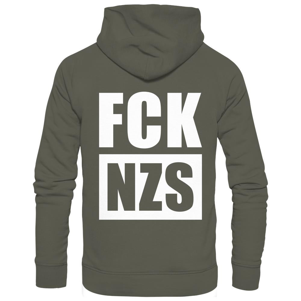 Rückseite des Vegan und Bio Hoodie: FCK NZS mit weißem Slogan auf olivgrünem Stoff, rebellisches Design gegen Rechts, Kapuze und Kängurutasche, nachhaltige Materialien.
