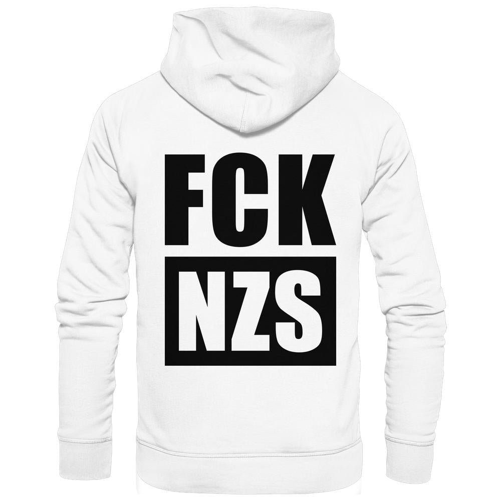 Rückansicht eines weißen Hoodies mit dem Aufdruck „FCK NZS“ in großen, schwarzen Buchstaben. Nachhaltiges Design mit Bio-Baumwolle und recyceltem Polyester.