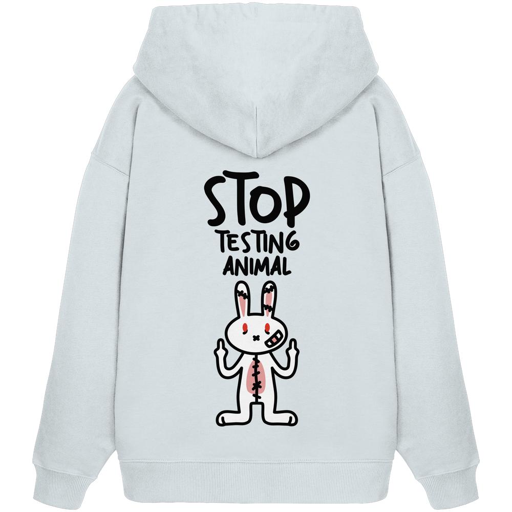 Vegan und Bio Oversized Hoodie: Angry Rabbit - Animal Rights, zeigt ein rebellisches Design gegen Tierversuche mit aufmüpfigem Cartoon-Hase und Text STOP TESTING ANIMAL auf der Rückseite.