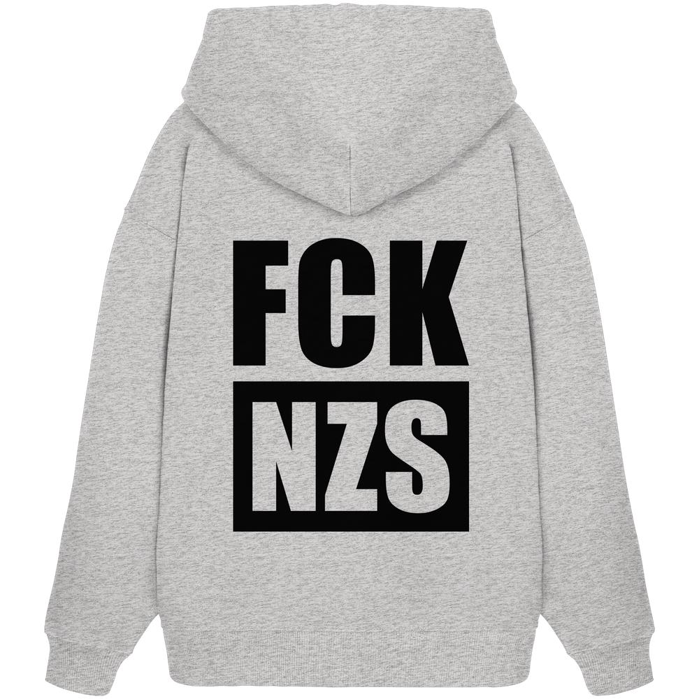 Rückansicht des Vegan und Bio Oversized Hoodies: FCK NZS, mit schwarzem Slogan FCK NZS in kastenförmigem Design, aus 100% Bio-Baumwolle.