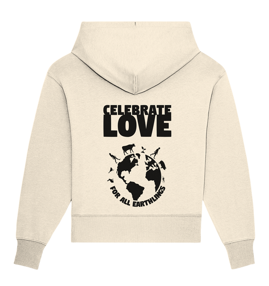 Vegan, Organic & Recycled Oversized Hoodie: Celebrate Love For All Earthlings (bedruckt mit großem Schriftzug und darunter die Silhouette der Erde und ihren Lebewesen: vom Mensch, über die Pflanze bis hin zum Insekt und einem rundlichen Schriftzug darunter, Feminismus, Artenschutz, Naturschutz, Humanismus, Veganismus, LGBTQ) in beige