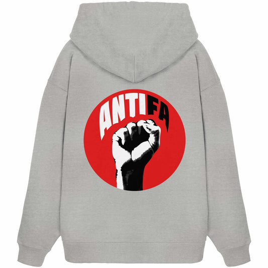 Vegan und Bio Oversized Hoodie: Antifa - Kampf gegen Rechts zeigt rotes Logo mit erhobener Faust auf grauem Sweatshirt aus 100% Bio-Baumwolle.