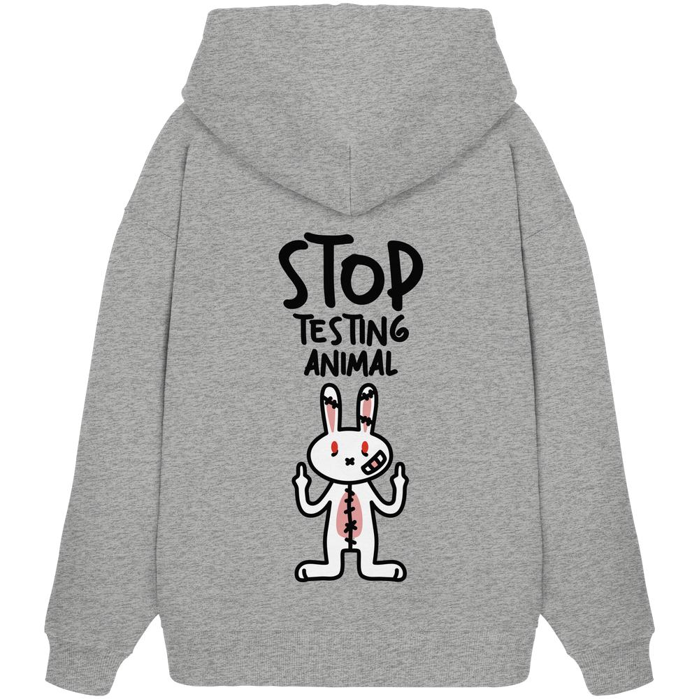 Rückansicht des Vegan und Bio Oversized Hoodie: Angry Rabbit - Animal Rights mit wütendem Cartoon-Hase, der gegen Tierversuche protestiert, auf hellgrauem Stoff.