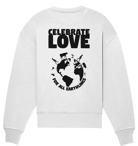 Vegan, Organic & Recycled Oversized Sweatshirt: Celebrate Love For All Earthlings (bedruckt mit großem Schriftzug und darunter die Silhouette der Erde und ihren Lebewesen: vom Mensch, über die Pflanze bis hin zum Insekt und einem rundlichen Schriftzug darunter, Feminismus, Artenschutz, Naturschutz, Humanismus, Veganismus, LGBTQ) in weiss