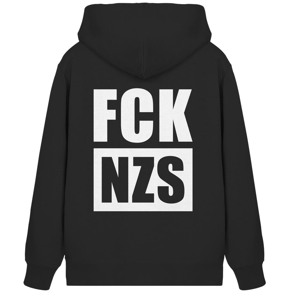 Vegan und Bio Zipper Hoodie: FCK NZS, schwarzer Hoodie mit weißem Anti-Nazi Slogan auf dem Rücken, normaler Schnitt, Kängurutasche, nachhaltige Materialien.
