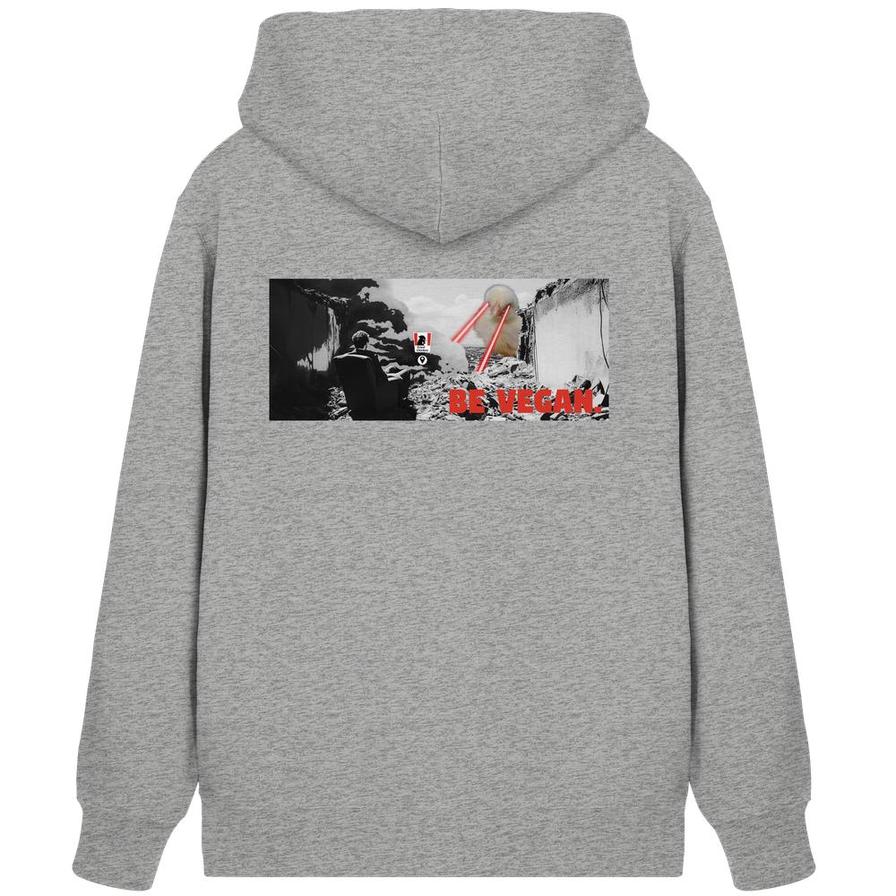 Vegan und Bio Zipper Hoodie: BE VEGAN – Rückseite mit dystopischem Motiv: Person sitzt vor riesigem Schweinekopf mit Laserstrahlen, darunter BE VEGAN in Rot.