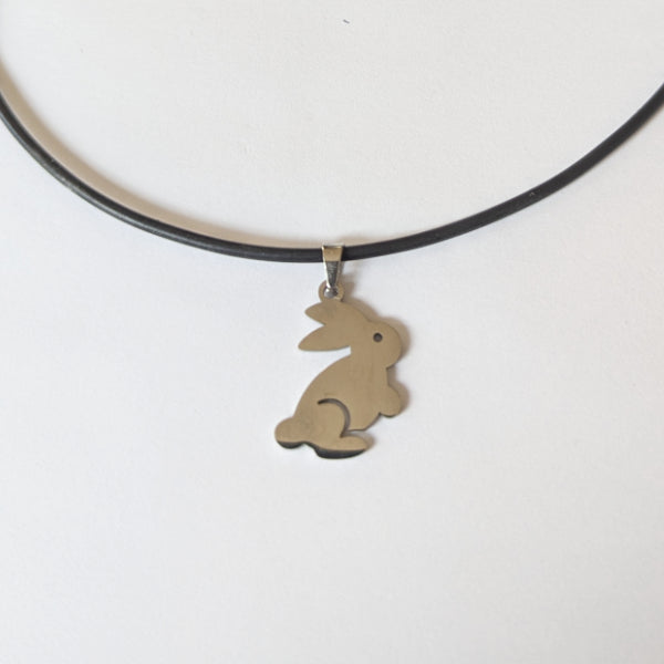 Vegane und handgemachte Halskette: Bunny gegen Tierversuche mit Pfoten Charm am Verschluss, gefertigt aus Kunstlederband und rostfreiem Edelstahl.