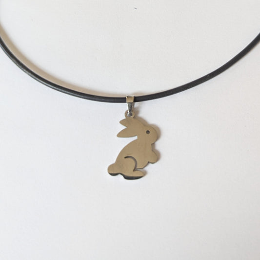 Vegane und handgemachte Halskette: Bunny gegen Tierversuche mit Pfoten Charm am Verschluss, gefertigt aus Kunstlederband und rostfreiem Edelstahl.