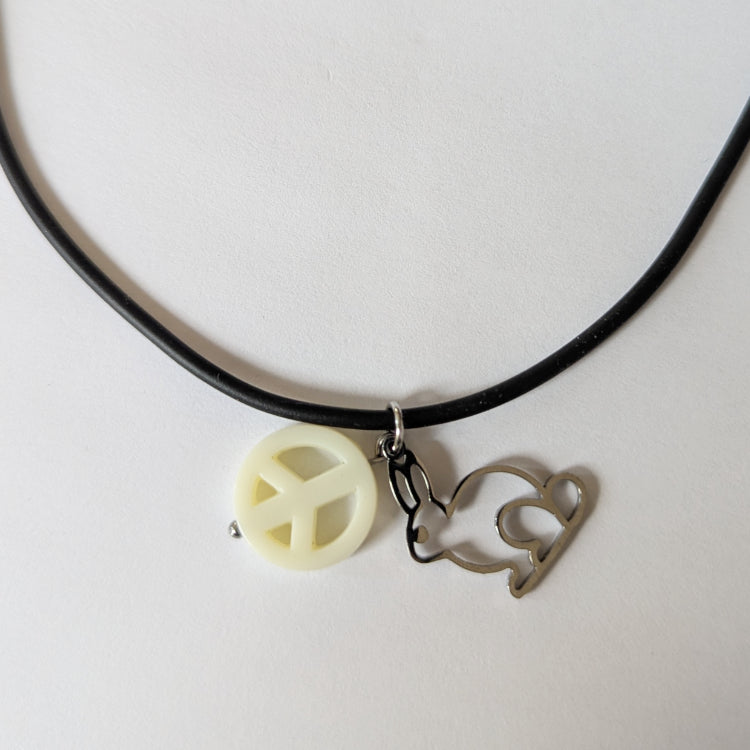Vegan und handgemacht Halskette: Peace in Altrosa, mit Kunstlederband aus Natur-Kautschuk und rostfreiem Edelstahl, wasserfest, mit rosa-lila schimmernder Perle.