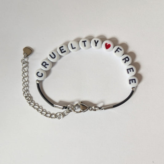 Vegan und handgemacht Armband Crueltyfree mit rotem Herz, aus Natur-Kautschuk Kunstleder, Kunststoffperlen und rostfreiem Edelstahl, wasserfest gefertigt.