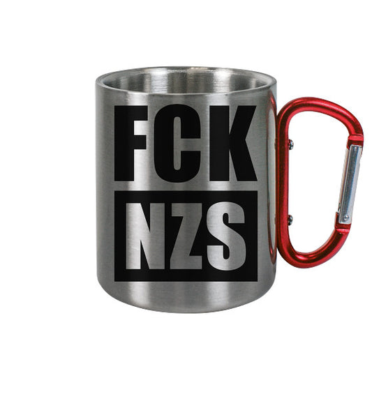 Edelstahl-Tasse mit rotem Karabinergriff und “FCK NZS”-Aufdruck, symbolisiert antirassistische Haltung. Nachhaltiges Design von RUDE REBEL, ideal für Outdoor-Aktivitäten.
