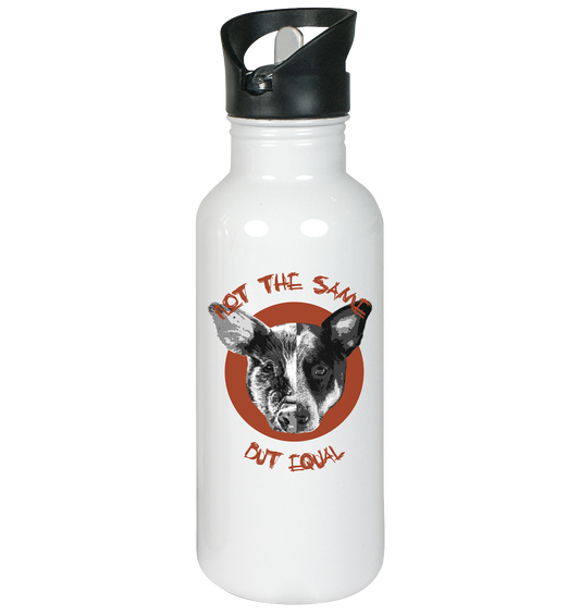 Vegan & Eco Edelstahl Trinkflasche: Pig - Dog “Not the same but equal” (bedruckt mit geteilter Schweine bzw Hundekopf, um Ähnlichkeit zu verdeutlichen in Schwarz Weiß Grau Tönen vor rotem Kreis Hintergrund und Schriftzug, Veganismus, Tierschutz, Animal Equality)