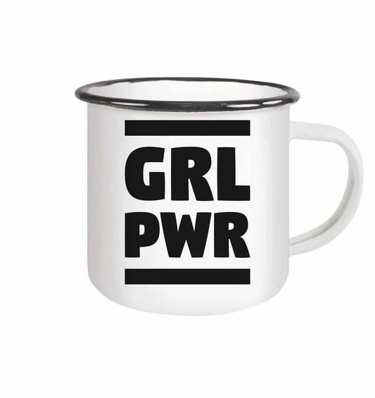 Weiße Emaille-Tasse mit schwarzem Rand und Henkel, Aufdruck „GIRL PWR“.