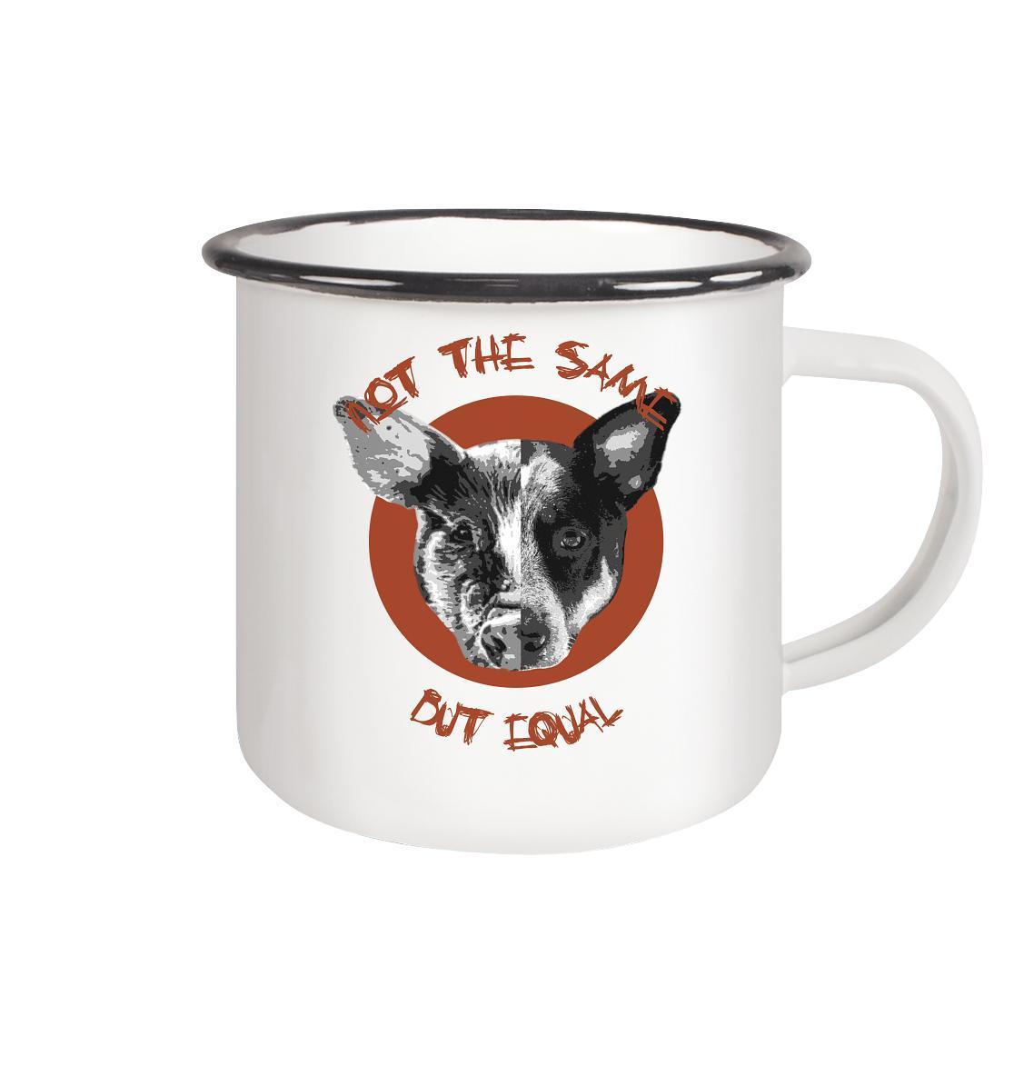 Vegan und Öko Emaille Tasse: Pig - Dog “Not the same but equal”, weiße Tasse mit Hundemotiv, schwarzem Rand, glänzende Oberfläche, fördert Tierrechte und Gleichbehandlung.