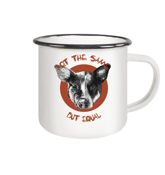 Vegan & Eco Emaille Tasse: Pig - Dog “Not the same but equal” (bedruckt mit geteilter Schweine bzw Hundekopf, um Ähnlichkeit zu verdeutlichen in Schwarz Weiß Grau Tönen vor rotem Kreis Hintergrund und Schriftzug, Veganismus, Tierschutz, Animal Equality)