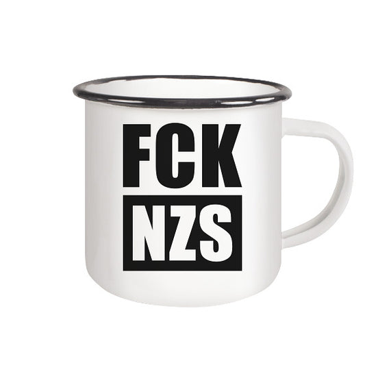 Weiße Emaille-Tasse mit schwarzem Rand, Slogan FCK NZS in Schwarz. Vegane, nachhaltige Marke, rebellisches Design gegen Rechts. Produkt: Vegan und Öko Emaille Tasse: FCK NZS.