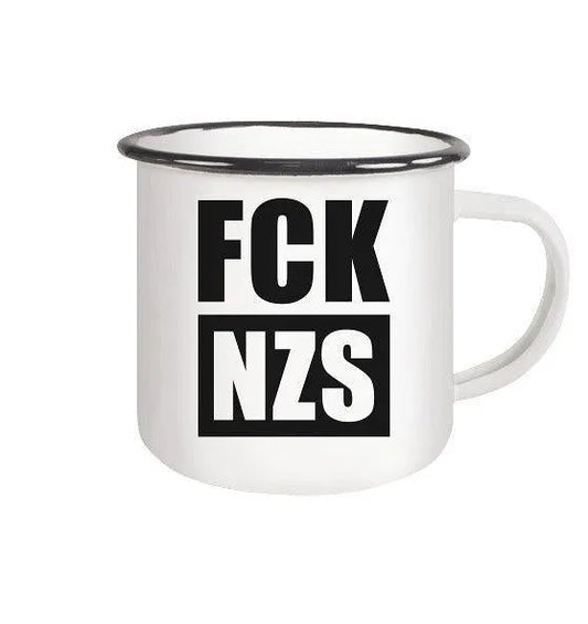 Weiße Emaille-Tasse mit Aufdruck „FCK NZS“ und seitlichem Henkel