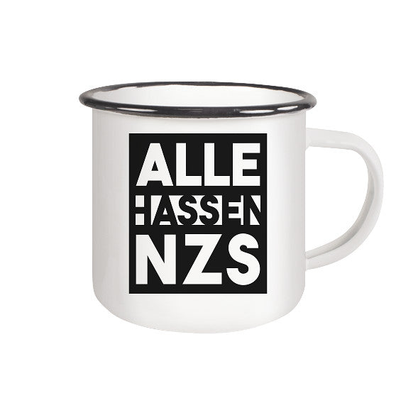 Weiße Emaille-Tasse mit schwarzem Rand, bedruckt mit dem Slogan ALLE HASSEN NZS in weißen Buchstaben auf schwarzem Quadrat, verkörpert RUDE REBELs vegane und nachhaltige Philosophie.