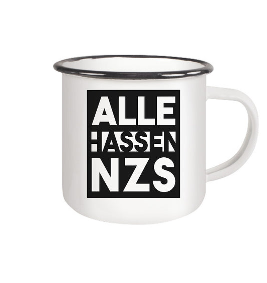 Weiße Emaille-Tasse mit schwarzem Rand, bedruckt mit dem Slogan ALLE HASSEN NZS in weißen Buchstaben auf schwarzem Quadrat, verkörpert RUDE REBELs vegane und nachhaltige Philosophie.