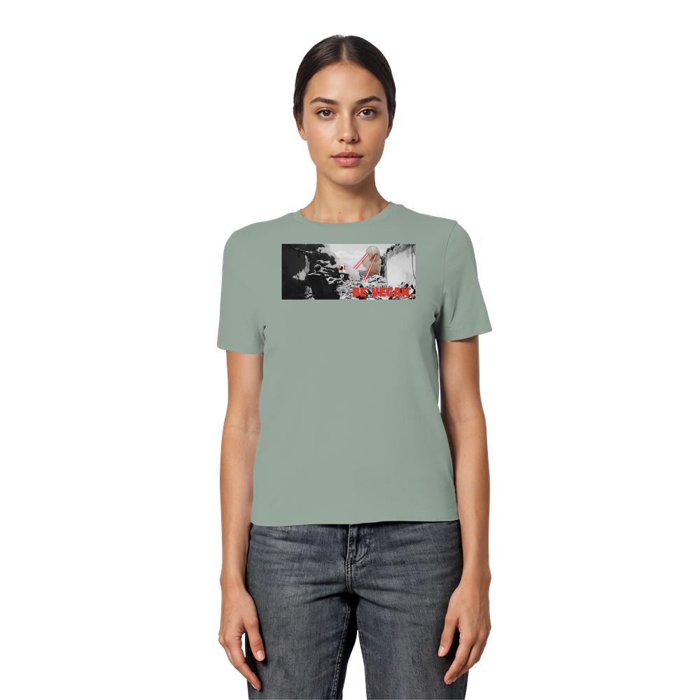 Eine Frau trägt das Vegan und Bio Ladies Shirt: BE VEGAN. - Angry bird, ein figurbetontes, bio-baumwollenes T-Shirt mit Bergmotiv und roten Akzenten.