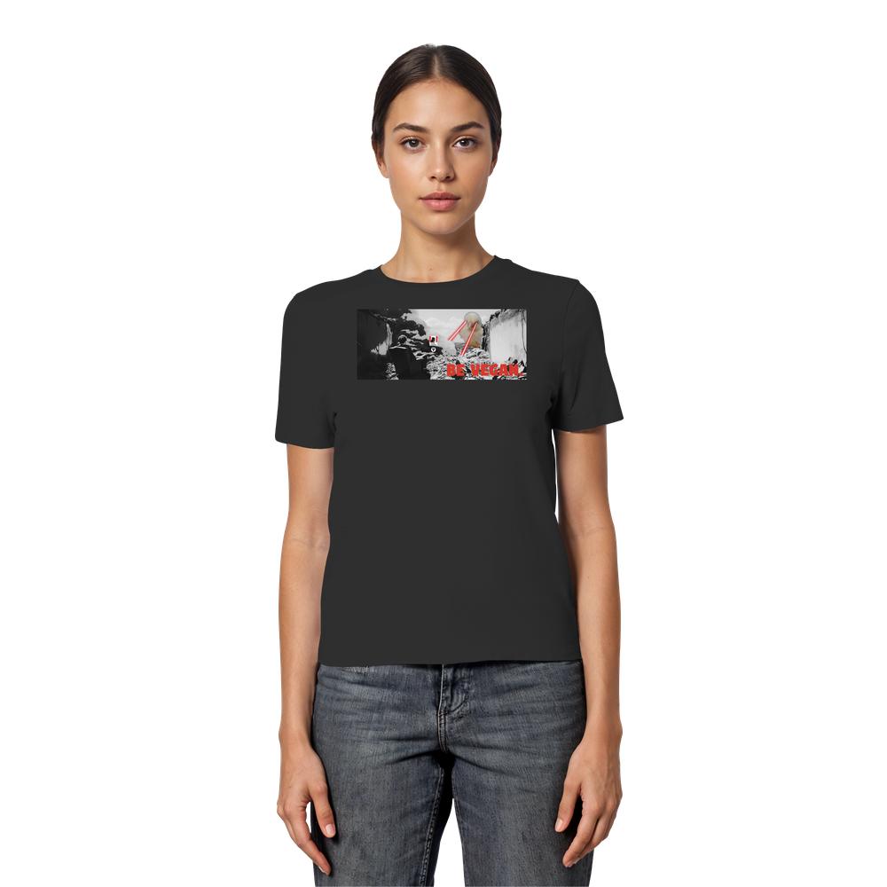 Frau trägt das Vegan und Bio Ladies Shirt: BE VEGAN. - Angry bird mit Sci-Fi-Grafik und roten Akzenten, aus 100 % Bio-Baumwolle, eng anliegend.