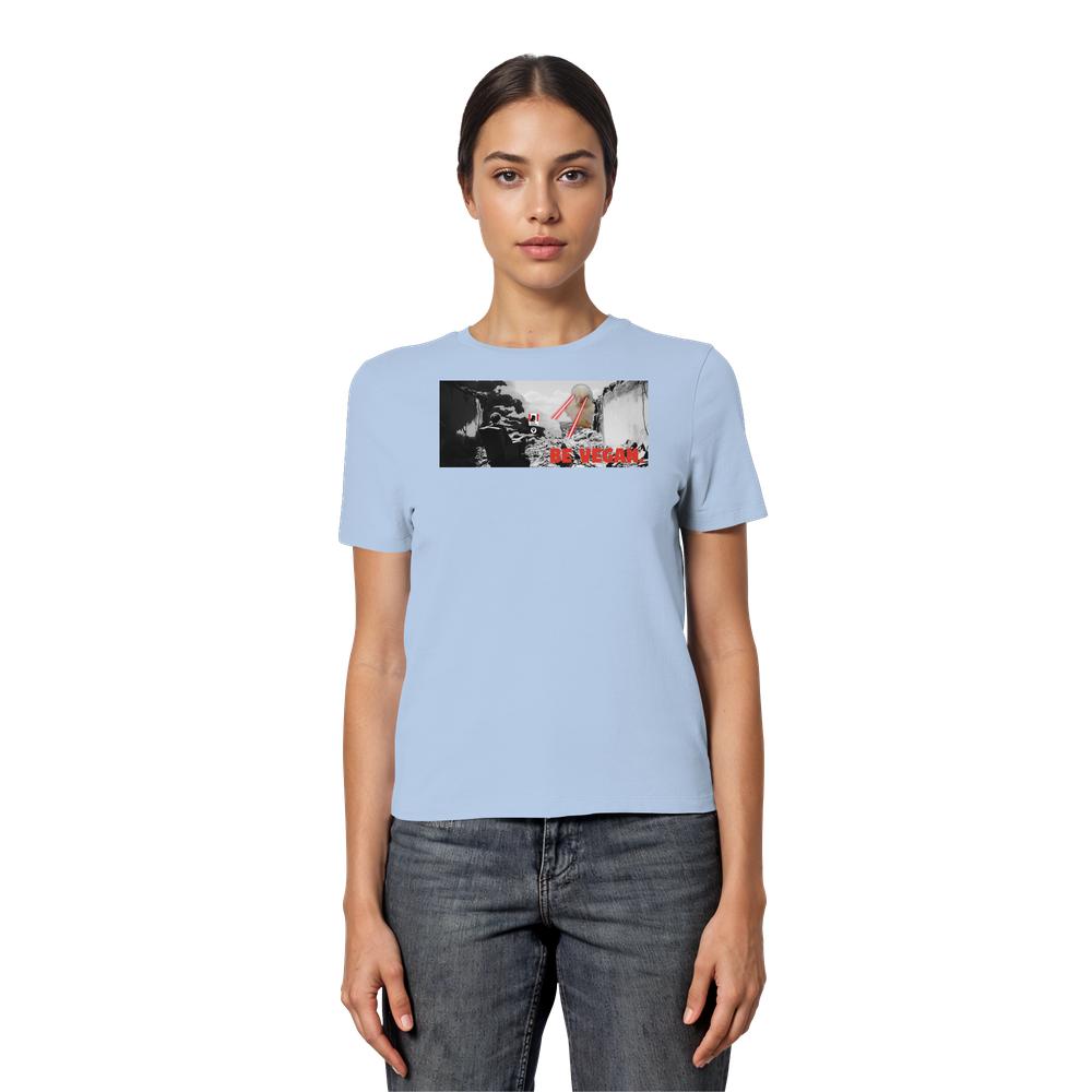 Frau trägt das Vegan und Bio Ladies Shirt: BE VEGAN mit Grafik und rotem Schriftzug DE VEGANZ, betont vegane und nachhaltige Mode von RUDE REBEL.