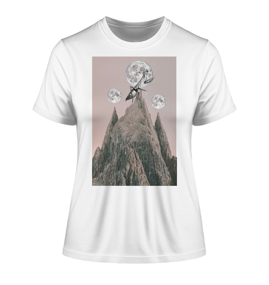 Vegan & Organic Ladies Shirt: Digitale Collage mit Gottesanbeterin (bedruckt mit Bergen und Gottesanbeterin auf der Bergspitze, im Hintergrund drei Monde, Dystopie, Insekt) in weiß