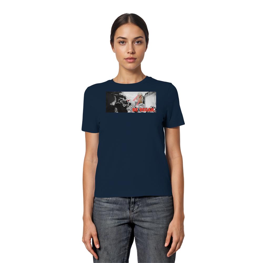 Junge Frau trägt dunkelblaues T-Shirt mit retro Sci-Fi-Grafik und DE VEGAM-Schriftzug. Vegan und Bio Ladies Shirt: BE VEGAN, aus 100% Bio-Baumwolle.