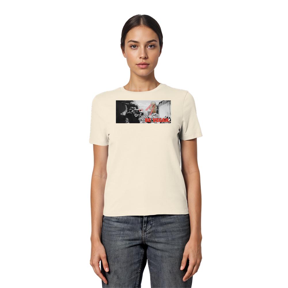 Junge Frau trägt das Vegan und Bio Ladies Shirt: BE VEGAN mit Grafik aus Landschaft, Kugel und rotem Text BE VEGAN, aus 100% Bio-Baumwolle.