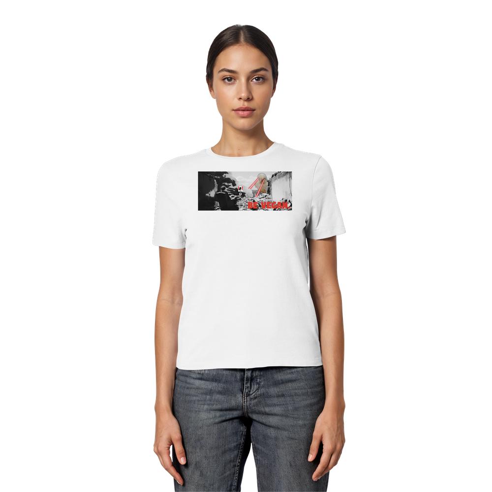 Junge Frau trägt ein weißes Vegan und Bio Ladies Shirt: BE VEGAN. - Angry bird mit grafischem Landschaftsdesign und rotem Text, kombiniert mit verwaschenen blauen Jeans.