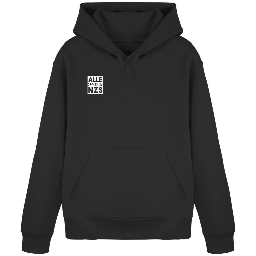 Schwarzer Hoodie mit Kängurutasche und Kapuze, links eine weiße Aufschrift: ALLE (HASSEN) NZS. Veganer Bio-Hoodie von RUDE REBEL, normale Passform.