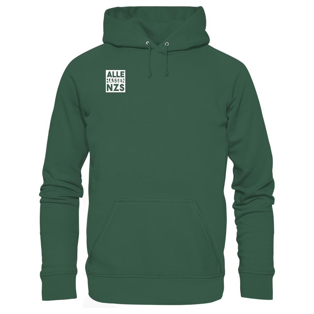 Dunkelgrüner Hoodie mit Kängurutasche, Kapuze und Aufdruck ALLE HASSEN NZS. Hergestellt aus Bio-Baumwolle und recyceltem Polyester, normale Passform.