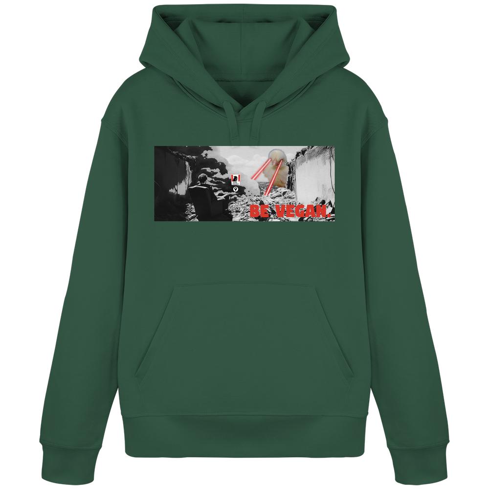 Dunkelgrüner Hoodie mit BE VEGAN.-Print, zeigt zerstörte Landschaft, sitzende Figur, Tier mit roten Laseraugen. Nachhaltig aus Bio-Baumwolle und recyceltem Polyester.