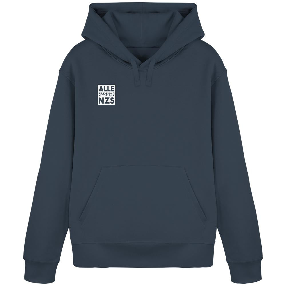 Vegan und Bio Hoodie: ALLE HASSEN NZS! Dunkelblauer Pullover mit Kängurutasche, Kapuze, weißem ALLE FASSEN NZS Grafik links. Nachhaltig, aus Bio-Baumwolle und recyceltem Polyester.