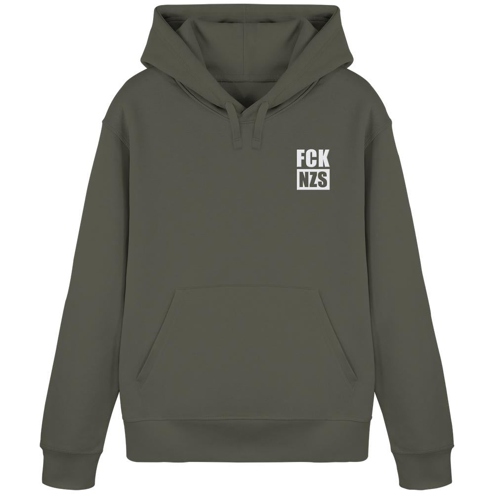 Vegan und Bio Hoodie bestickt: FCK NZS - Organic Basic Hoodie, olivgrün mit Kängurutasche und Kapuze, weißer Schriftzug links auf der Brust, aus Bio-Baumwolle und recyceltem Polyester.