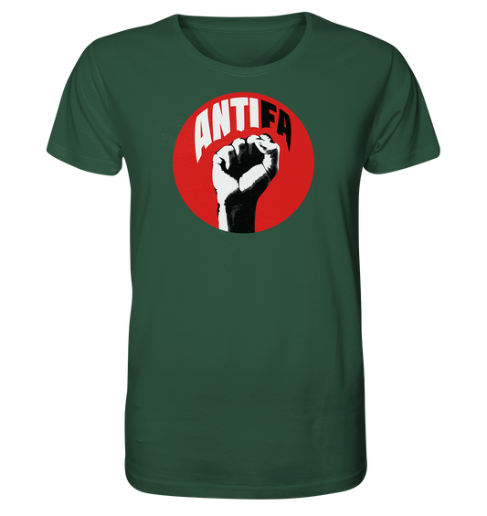 Vegan & Organic Unisex Shirt: Antifa - Kampf gegen Rechts (bedruckt mit Fotografie einer Faust in Graustufen, darüber Schriftzug in schwarz weiß "ANTIFA", roter Kreis als Hintergrund, Antifa Merch, Gegen Rechts, gegen Rassismus, Gegen Faschismus, FCK NZS) in grün