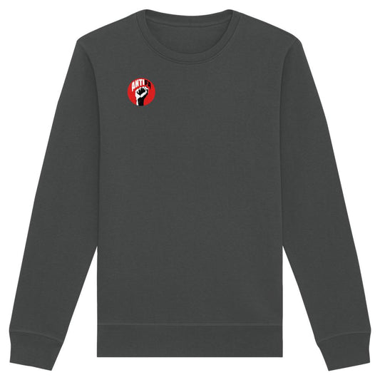 Vegan und Bio Unisex Sweatshirt: Antifa - Gemeinsam gegen Rechts, dunkelgrau mit rotem Patch, schwarzer Faust und Schriftzug, aus nachhaltiger Bio-Baumwolle hergestellt.