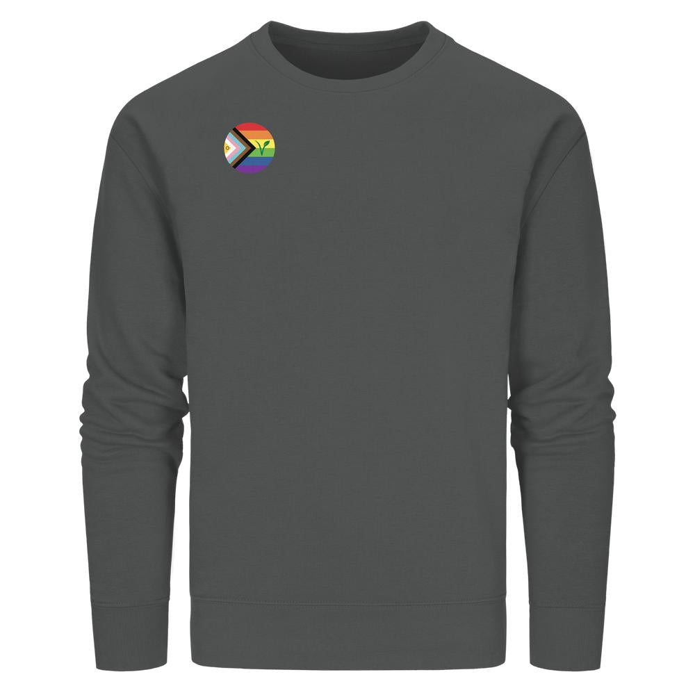 Dunkelgraues Crewneck-Sweatshirt mit LGBTQIA+ VEGAN Abzeichen auf der Brust, kombiniert Regenbogen- und Veganismus-Symbolik. Hergestellt aus Bio-Baumwolle und recyceltem Polyester.