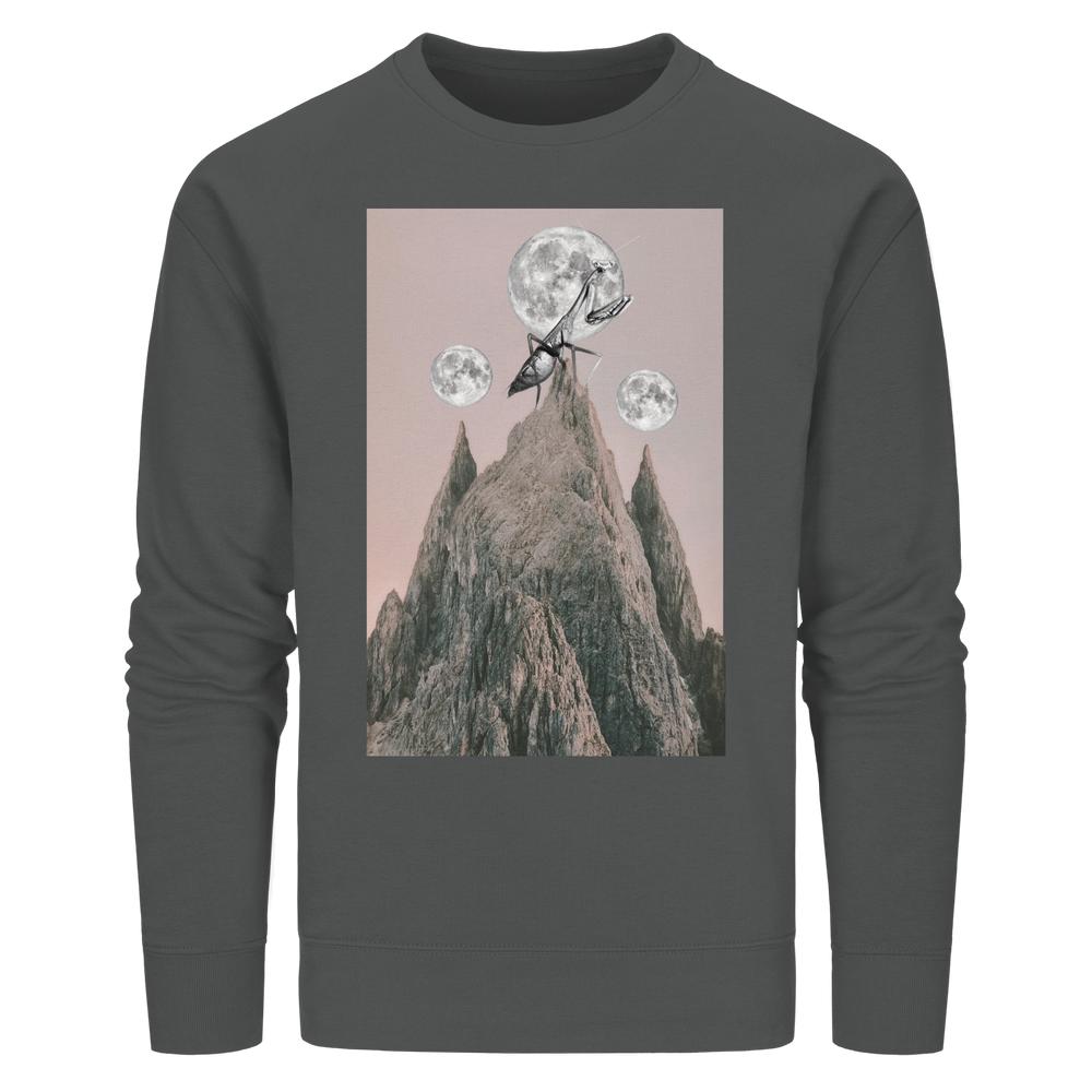 Vegan und Bio Unisex Sweatshirt: Gottesanbeterin – Dunkelgraues Sweatshirt mit surrealem Grafikdruck einer Gottesanbeterin auf einem Berggipfel unter drei Monden, aus Bio-Baumwolle und recyceltem Polyester.