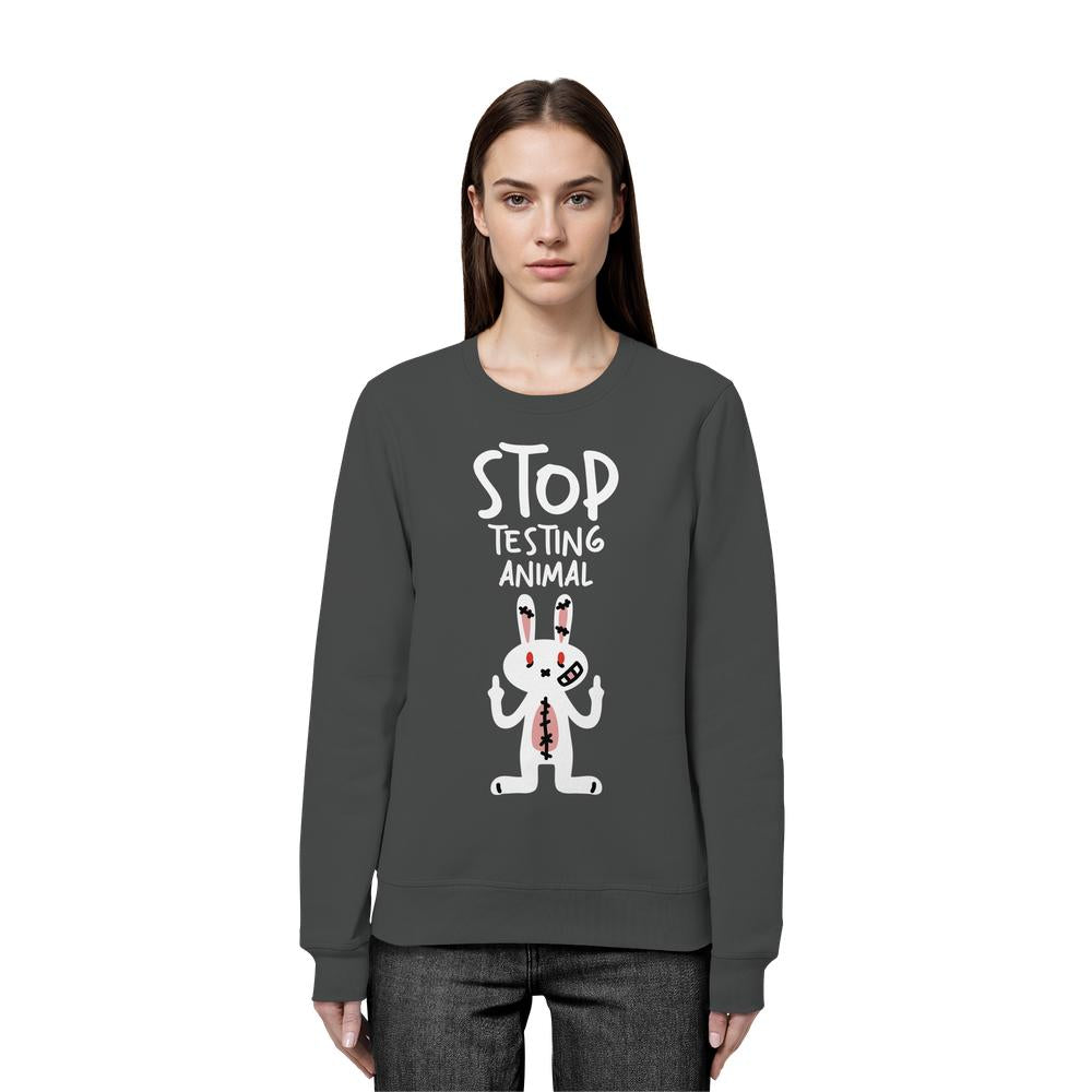 Frau trägt ein Vegan und Bio: Angry Rabbit - Animal Rights - Organic Basic Unisex Sweatshirt mit rebellischem Anti-Tierversuchs-Design eines Cartoon-Hasen mit erhobenen Mittelfingern.