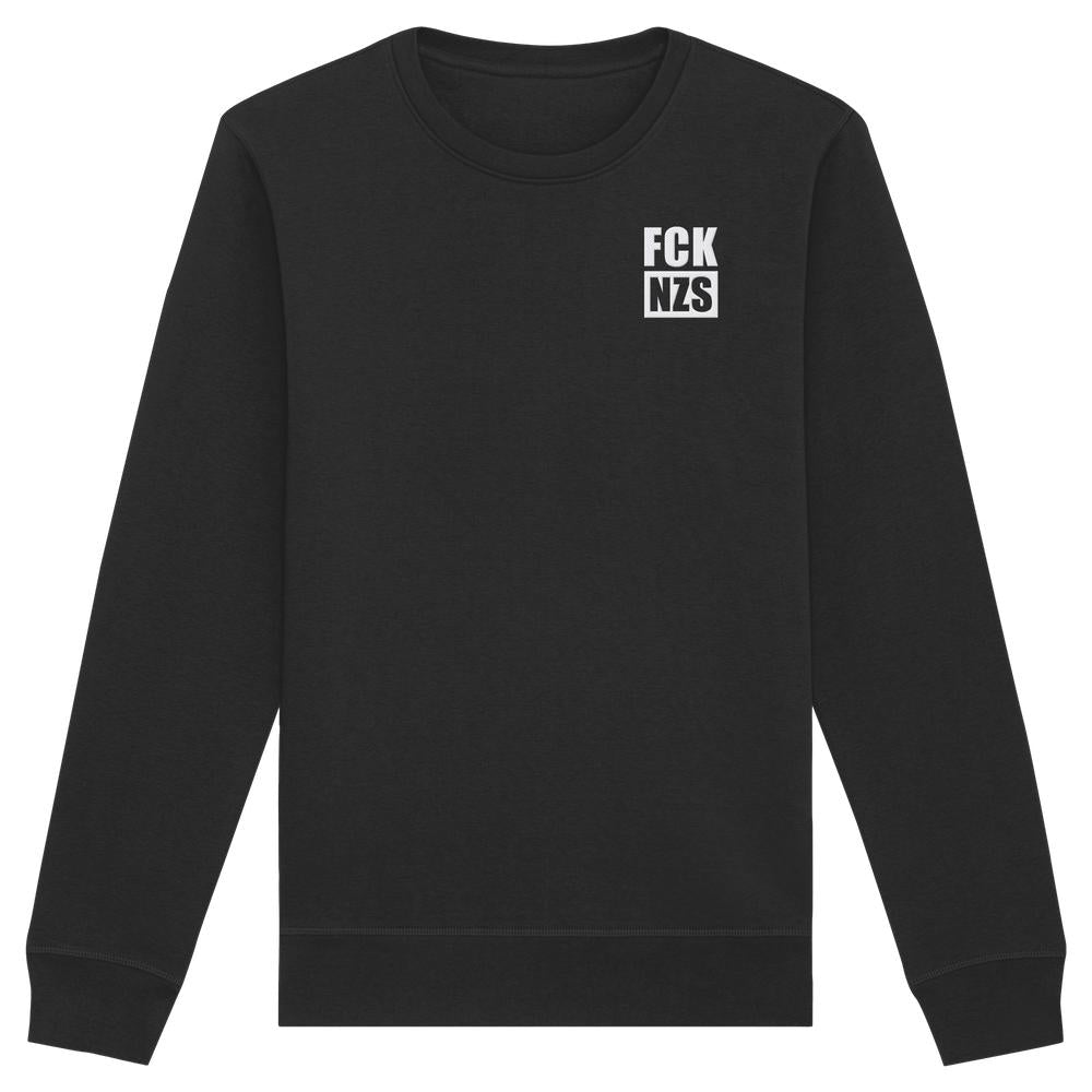 Vegan und Bio Sweatshirt bestickt: FCK NZS - Schwarzes Langarmshirt mit weißem Schriftzug, normale Passform, Bio-Baumwolle und recyceltem Polyester, Statement gegen rechte Ideologien.