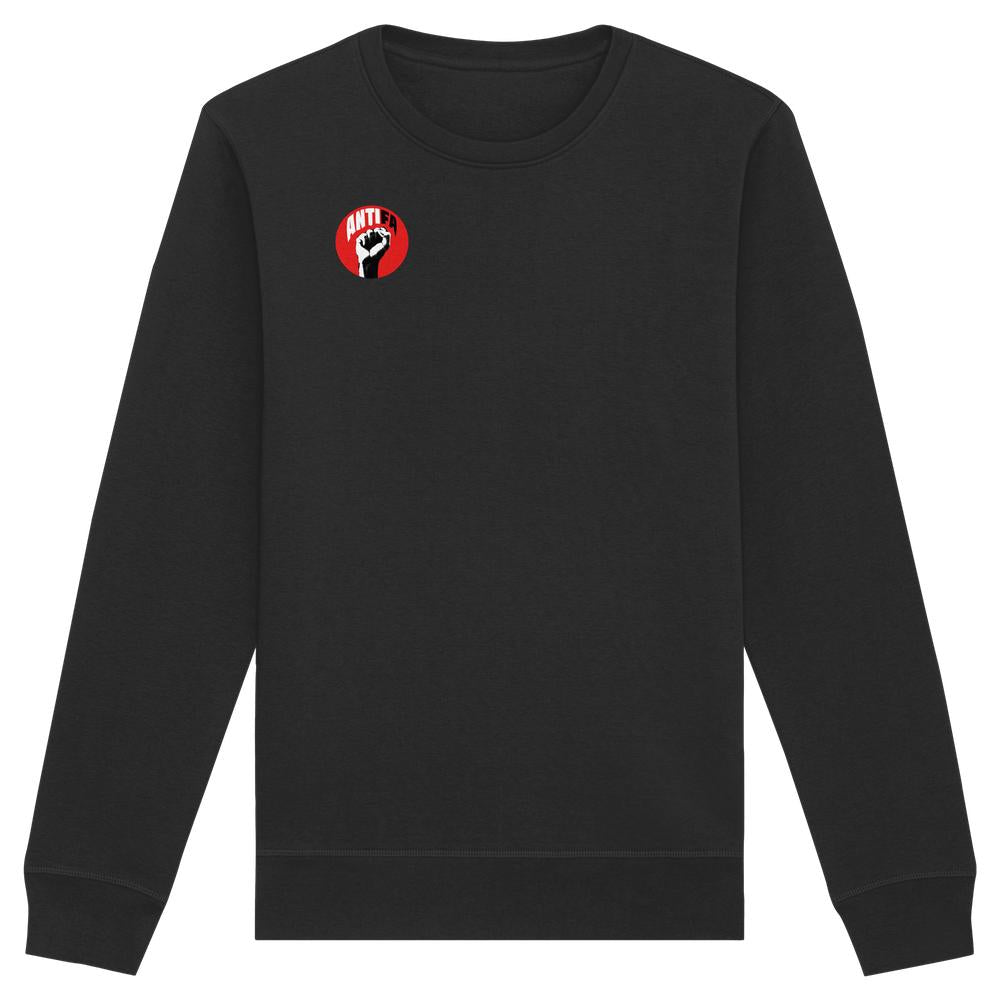 Schwarzes Sweatshirt mit kleinem Antifa-Badge auf der Brust, hergestellt aus Bio-Baumwolle und recyceltem Polyester. Steht für Liebe, Freiheit und Demokratie.