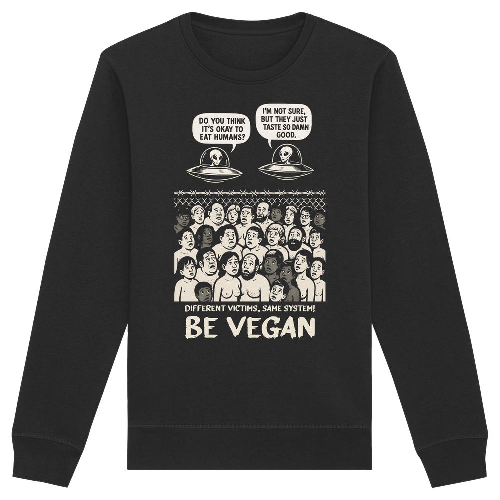 Vegan und Bio Unisex Sweatshirt: Alien Invasion - BE VEGAN! zeigt Comic-Aliens und eine Menschenmenge hinter Stacheldraht, mit der Botschaft, sich in Tiere hineinzuversetzen.