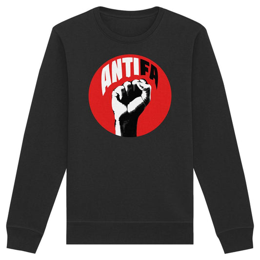Schwarzes Unisex Sweatshirt mit Antifa-Grafik: roter Kreis, weiß-schwarze Faust, ANTIFA darüber. Veganes, nachhaltiges Design aus Bio-Baumwolle und recyceltem Polyester.