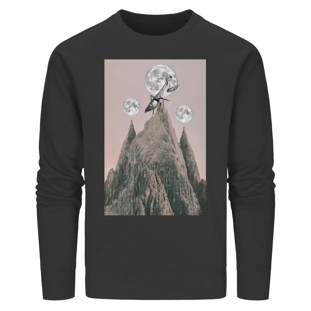 Vegan und Bio Unisex Sweatshirt: Gottesanbeterin mit surrealem Grafikdruck einer Gottesanbeterin auf Bergspitze unter Vollmond, symbolisiert Tierschutz und Vegane Philosophie von RUDE REBEL.