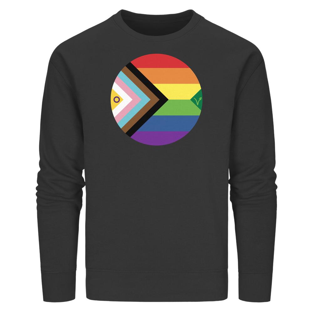 Schwarzes Unisex-Sweatshirt mit Progress-Pride-Kreisgrafik und kleinem V-Logo auf der Brust, symbolisiert LGBTQAI+ und Veganismus. Bio-Baumwolle, recyceltes Polyester.